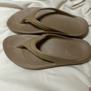 Oofos flip flops